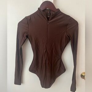 SKIMS brown zip up bodysuit size xs.
